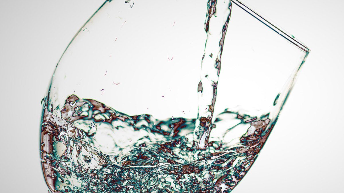 How Much Water Should You Drink? 1.7 L and 7.9 L, Same Blood Test