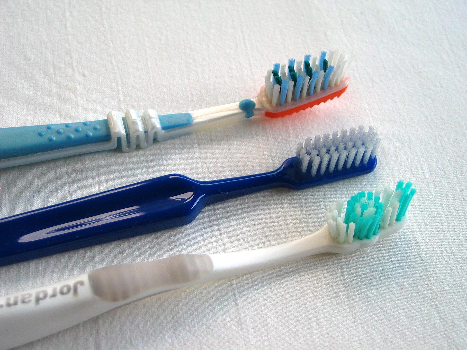 Three-Sided Toothbrush: Better Only When Someone Else Brushes